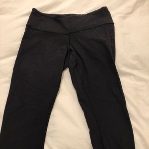 Black cropped 21” reversible Lululemon leggings